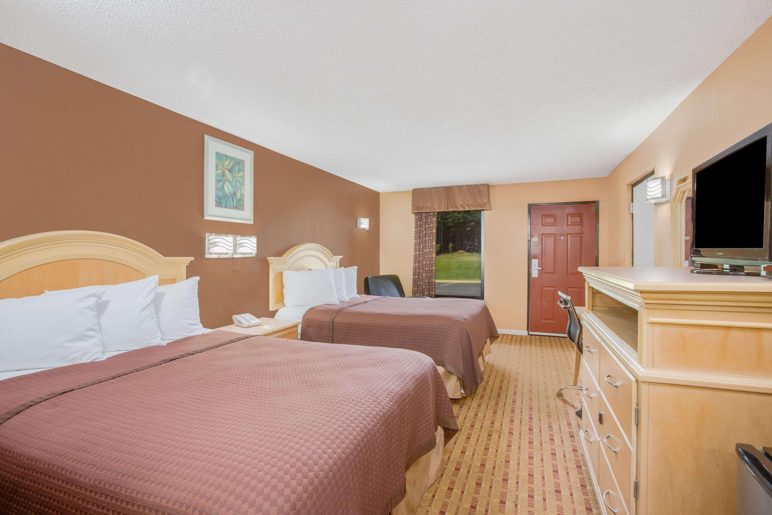Columbus Inn And Suites ภายนอก รูปภาพ