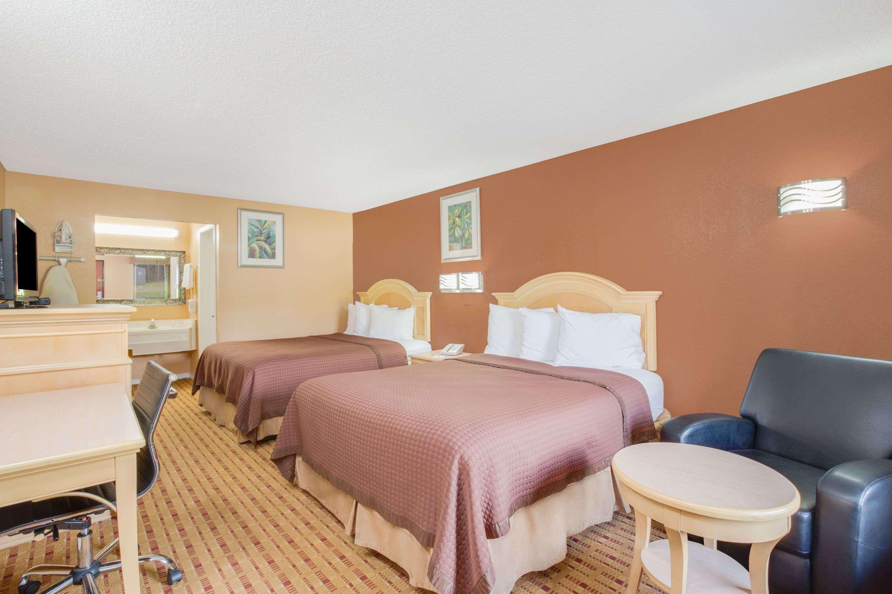 Columbus Inn And Suites ภายนอก รูปภาพ
