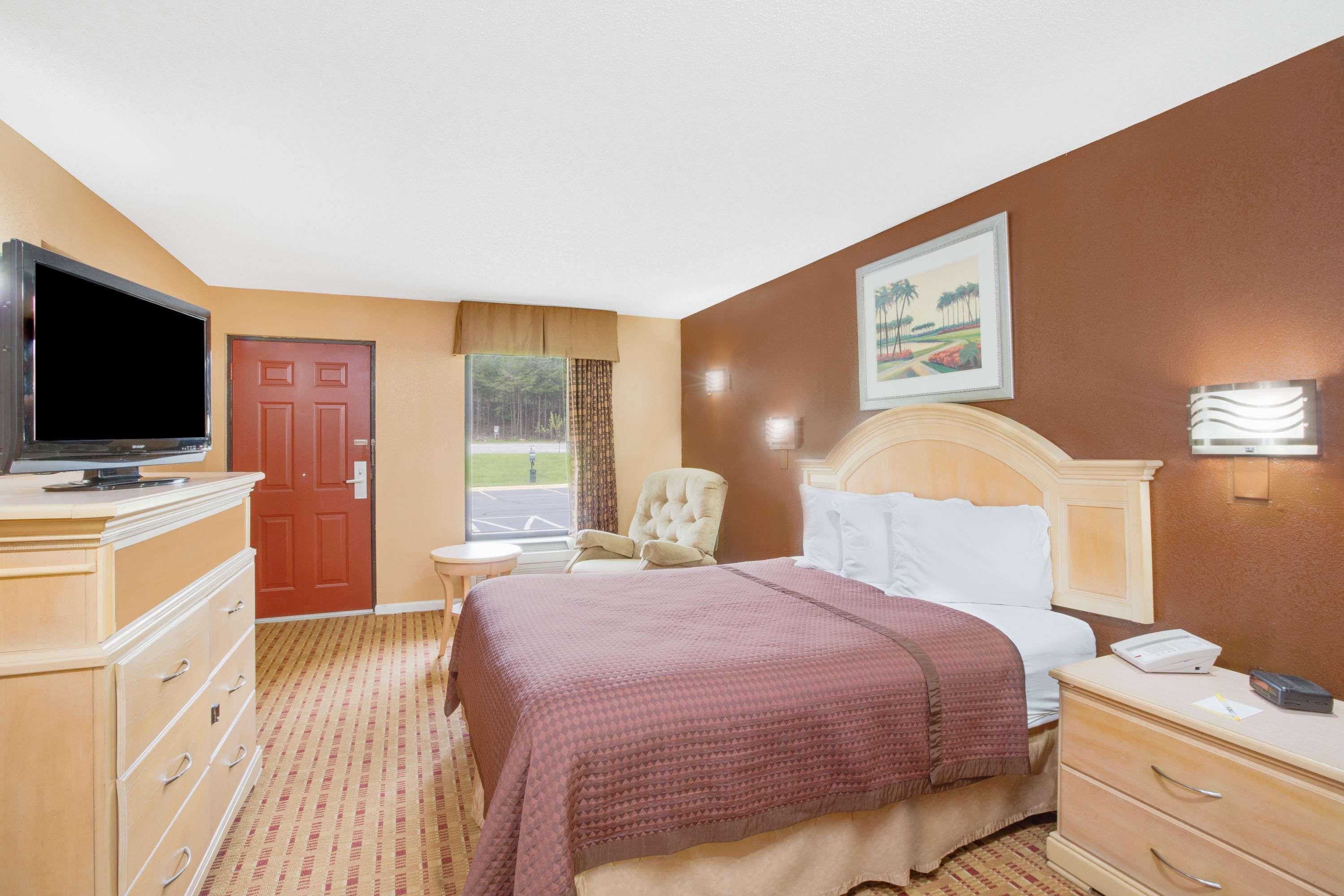 Columbus Inn And Suites ภายนอก รูปภาพ