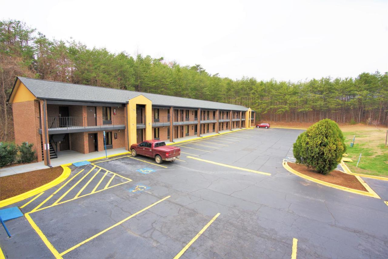 Columbus Inn And Suites ภายนอก รูปภาพ