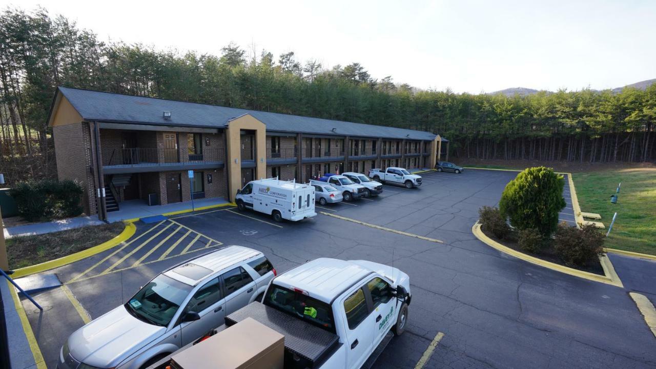 Columbus Inn And Suites ภายนอก รูปภาพ